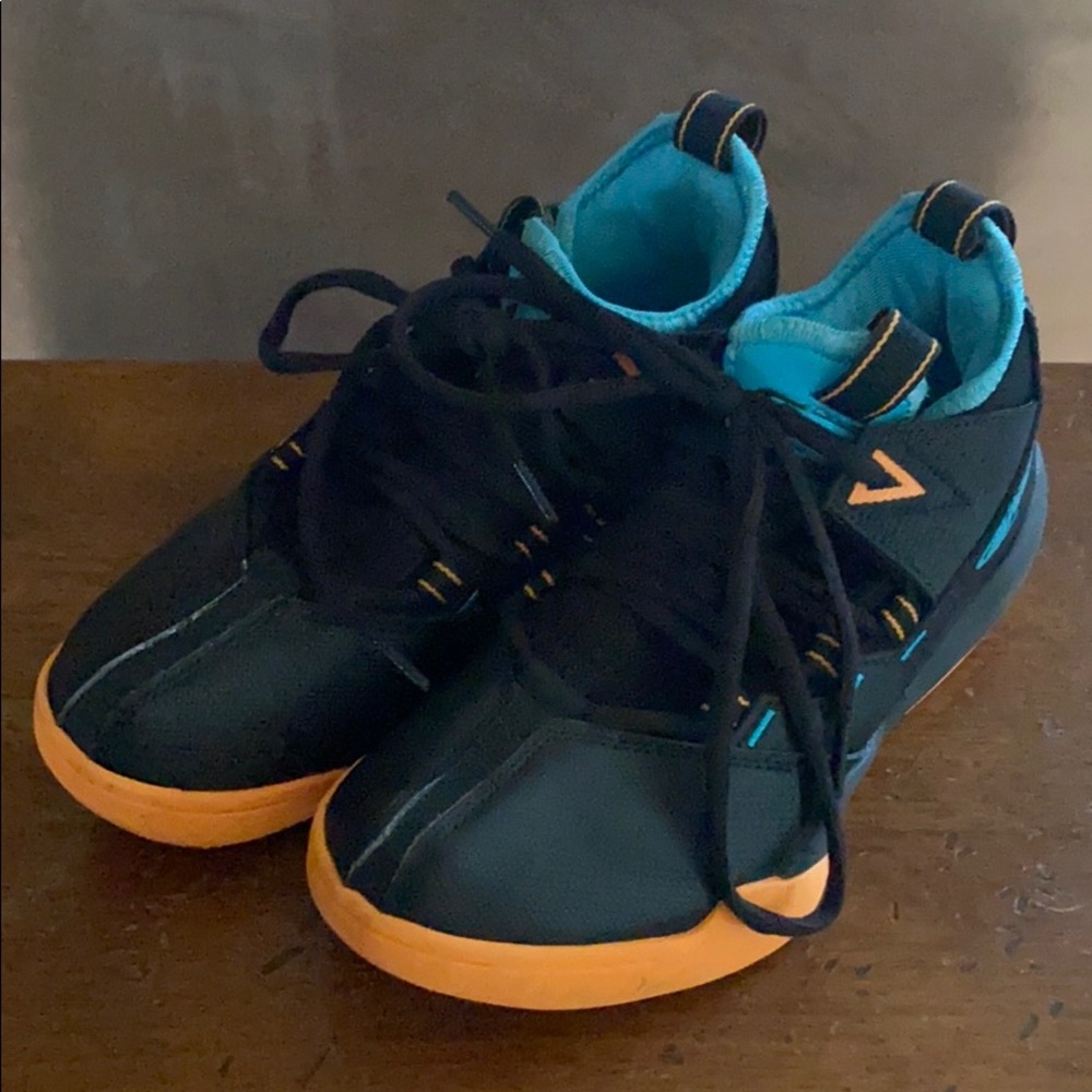 Kids and 1 shoes